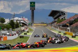 Kimi Raikkonen, Ferrari SF70H, Max Verstappen, Red Bull Racing RB13, chocan en la arrancada
