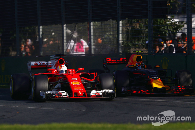 Борьба за позицию: Себастьян Феттель, Ferrari SF70H, и Макс Ферстаппен, Red Bull Racing RB13