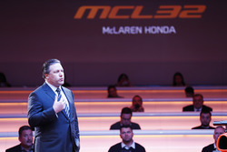 Zak Brown, Director Ejecutivo del grupo de tecnología de McLaren, en el escenario en el lanzamiento de la McLaren MCL32