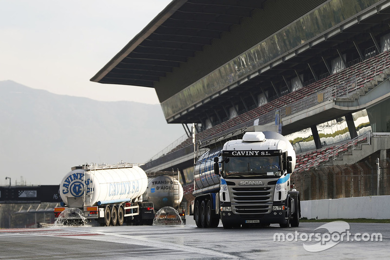 Los camiones mojan el Circuit