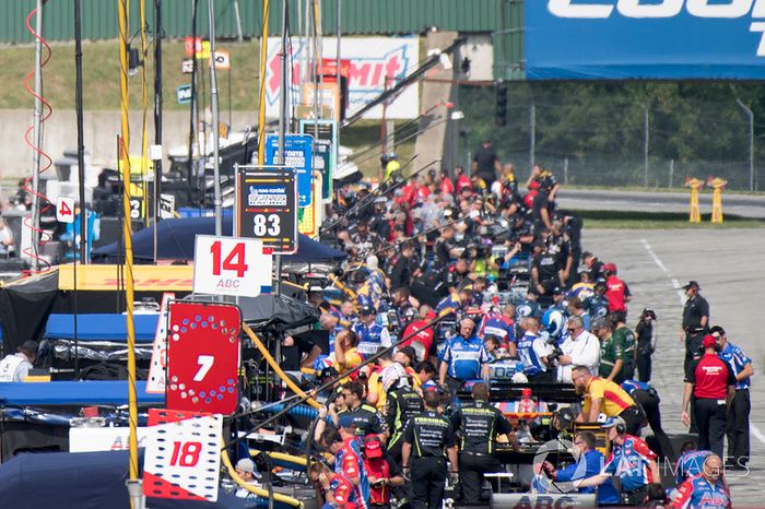 Carlos Munoz, A.J. Foyt Enterprises Chevrolet, Charlie Kimball, Chip Ganassi Racing Honda pit lane, atmosphere