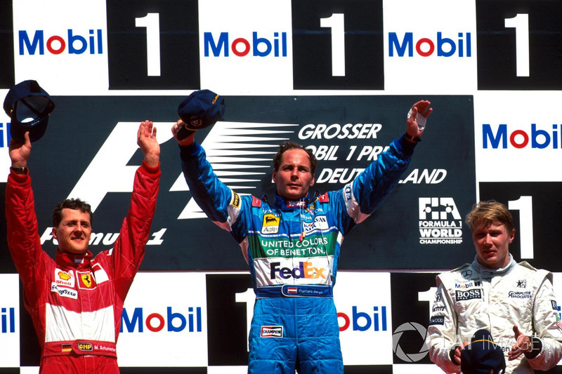 Podio: ganador de la carrera Gerhard Berger, Benetton Renault, segundo lugar Michael Schumacher, Ferrari, tercer lugar Mika Hakkinen, McLaren