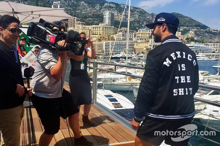 Daniel Ricciardo, Red Bull Racing con una chaqueta sobre México