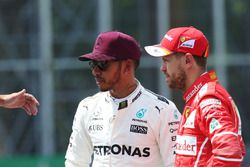 Ganador de la pole Lewis Hamilton, Mercedes AMG F1, Sebastian Vettel, Ferrari