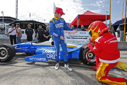 Scott Dixon, Chip Ganassi Racing Honda, accepts the Firestone Pit Stop Performance Award from the Firestone Firehawk