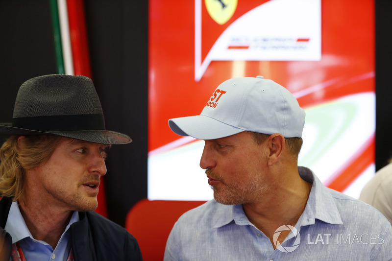 Owen Wilson e Woody Harrelson estiveram nos boxes da Ferrari. Eles também estiveram presentes para divulgar o filme Carros 3.