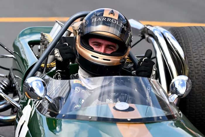 Sam Brabham prowadzi Brabhama BT-19 na torze