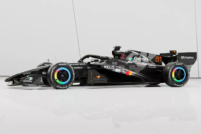 طلاء سيارة McLaren MCL40 في اختبار برشلونة