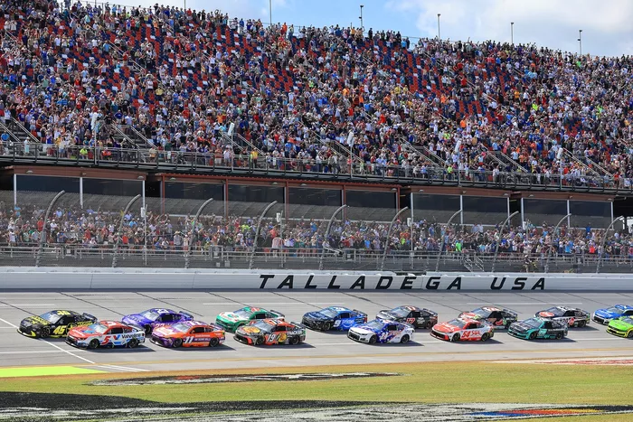 Tyler Reddick, 23XI Racing, Kyle Larson, Hendrick Motorsports