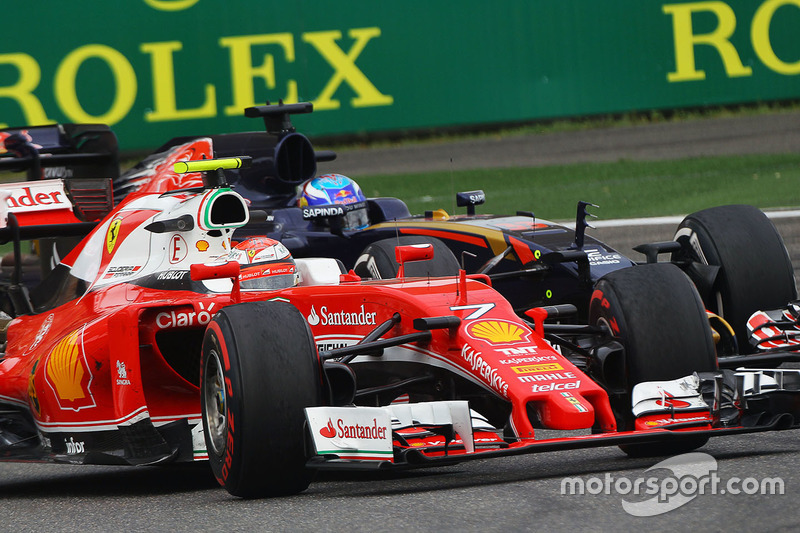 Kimi Raikkonen, Ferrari SF16-H y Max Verstappen, Scuderia Toro Rosso STR11