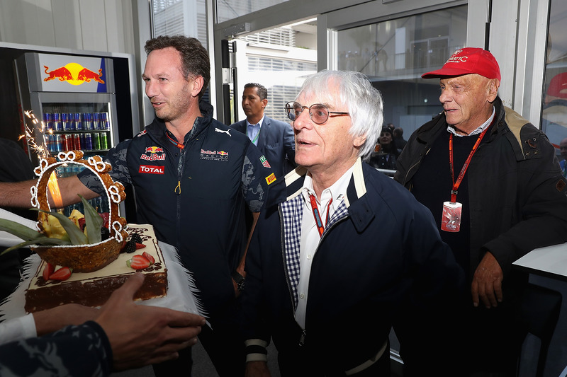 El jefe supremo de la F1 Bernie Ecclestone con un pastel de cumpleaños de parte de Christian Horner,