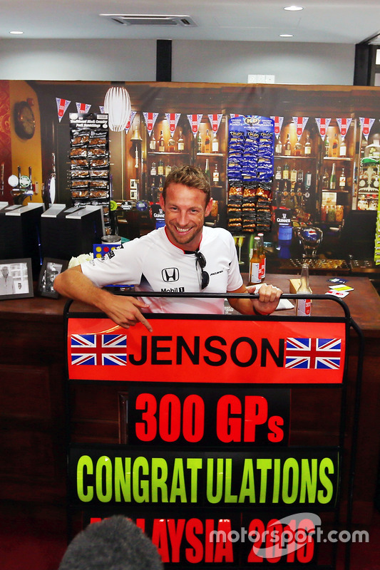 Jenson Button, McLaren celebra sus 300 GP con un pub temático