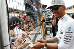 Ganador de la carrera Lewis Hamilton, Mercedes AMG F1 celebra con los fans