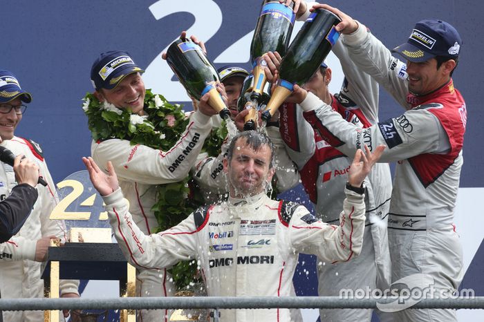 Ganadores de la carrera #2 Porsche Team Porsche 919 Hybrid: Romain Dumas, Neel Jani, Marc Lieb