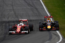 (L to R): Sebastian Vettel, Ferrari SF16-H and Daniel Ricciardo, Red Bull Racing RB12 battle for position