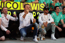 Ganador Nico Rosberg, Mercedes AMG F1 celebra con su compañero de equipo Lewis Hamilton, Mercedes AM