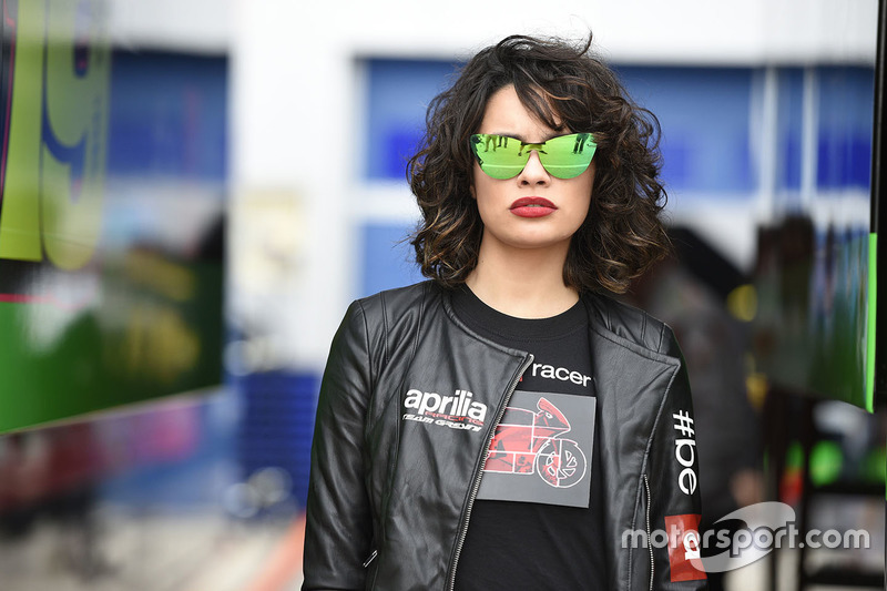 Чарівна дівчина Aprilia