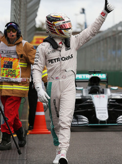 Ganador de la pole Lewis Hamilton, Mercedes AMG F1 Team celebra en el parc ferme