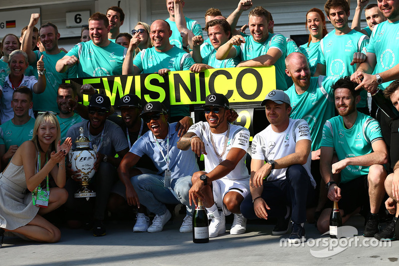 Lewis Hamilton, Mercedes AMG F1 W07 celebra con el equipo