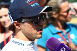 Гонщик Williams Фелипе Масса общается с прессой