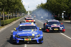 Les voitures avec Augusto Farfus, BMW Team MTEK, BMW M4 DTM, Paul Di Resta, Mercedes-AMG Team HWA, Mercedes-AMG C63 DTM et Jamie Green, Audi Sport Team Rosberg, Audi RS 5 DTM, dans la ville de Budapest