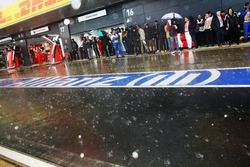 La lluvia cae en los pits antes del inicio de la carrera