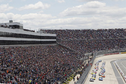 Start: Kevin Harvick, Stewart-Haas Racing Chevrolet, führt