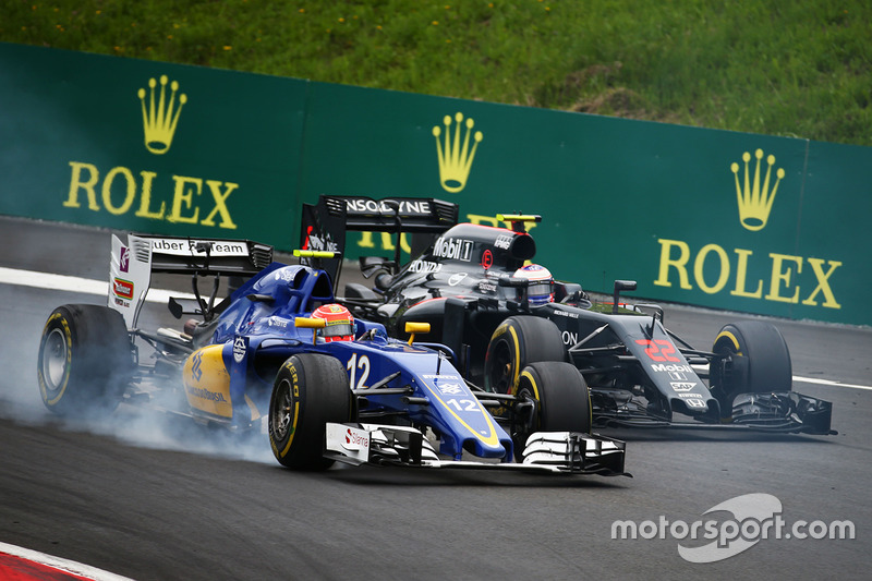 Felipe Nasr, Sauber C35 et Jenson Button, McLaren MP4-31 en lutte pour une position