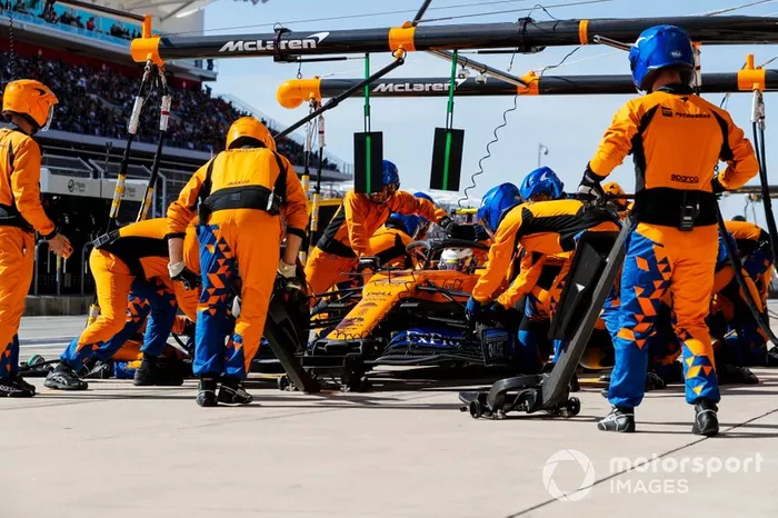 Lando Norris, McLaren MCL34, pit stop