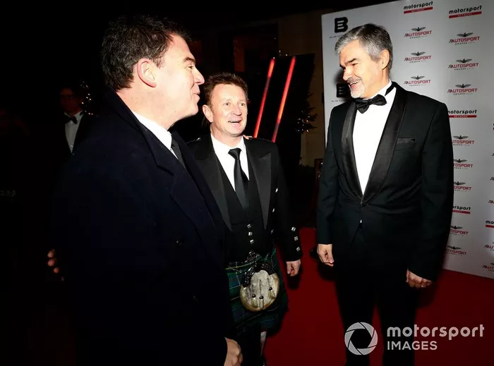 Allan McNish (centro)