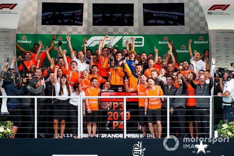 Carlos Sainz Jr, McLaren celebra su tercera posición en el podio con el equipo McLaren