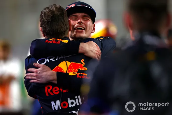 Max Verstappen, Red Bull Racing, 1ª posición, celebra con su equipo en el Parc Ferme