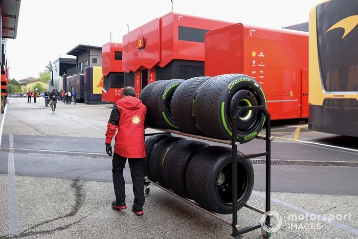 Miembro del equipo Ferrari trasladando neumáticos de Pirelli