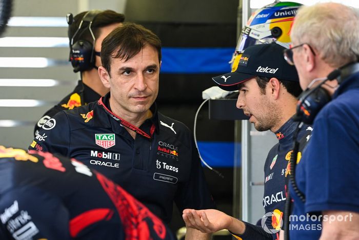 Pierre Wache, director técnico de Red Bull Racing, y Sergio Pérez, Red Bull Racing