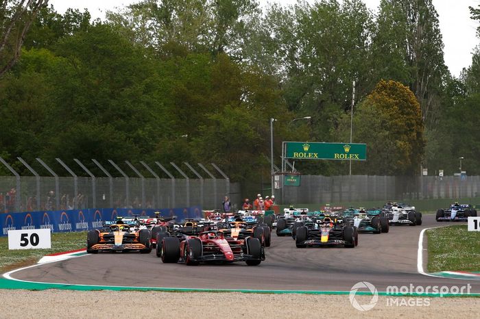 Charles Leclerc, Ferrari F1-75, Max Verstappen, Red Bull Racing RB18, Lando Norris, McLaren MCL36, Daniel Ricciardo, McLaren MCL36, Sergio Pérez, Red Bull Racing RB18 , en la salida
