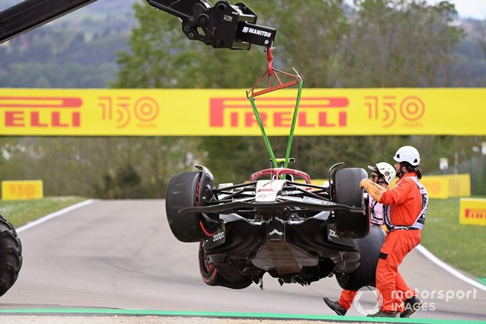 Oficiales de pista retiran el coche dañado de Zhou Guanyu, Alfa Romeo C42