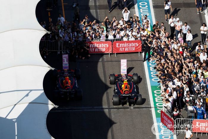Ganador Max Verstappen, Red Bull Racing RB18 y el segundo lugar Sergio Pérez, Red Bull Racing RB18 , llegan al Parc Ferme