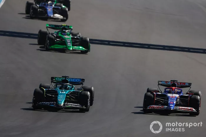Lance Stroll, Aston Martin AMR24, lucha con Liam Lawson, RB F1 Team VCARB 01
