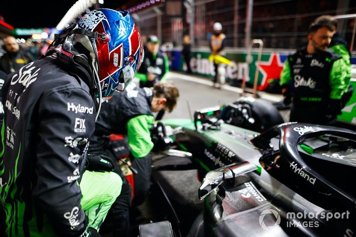 Zhou Guanyu, Stake F1 Team KICK Sauber, en la parrilla de salida