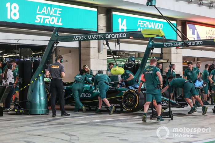 Los mecánicos empujan a Lance Stroll, Aston Martin AMR24, de vuelta al garaje 