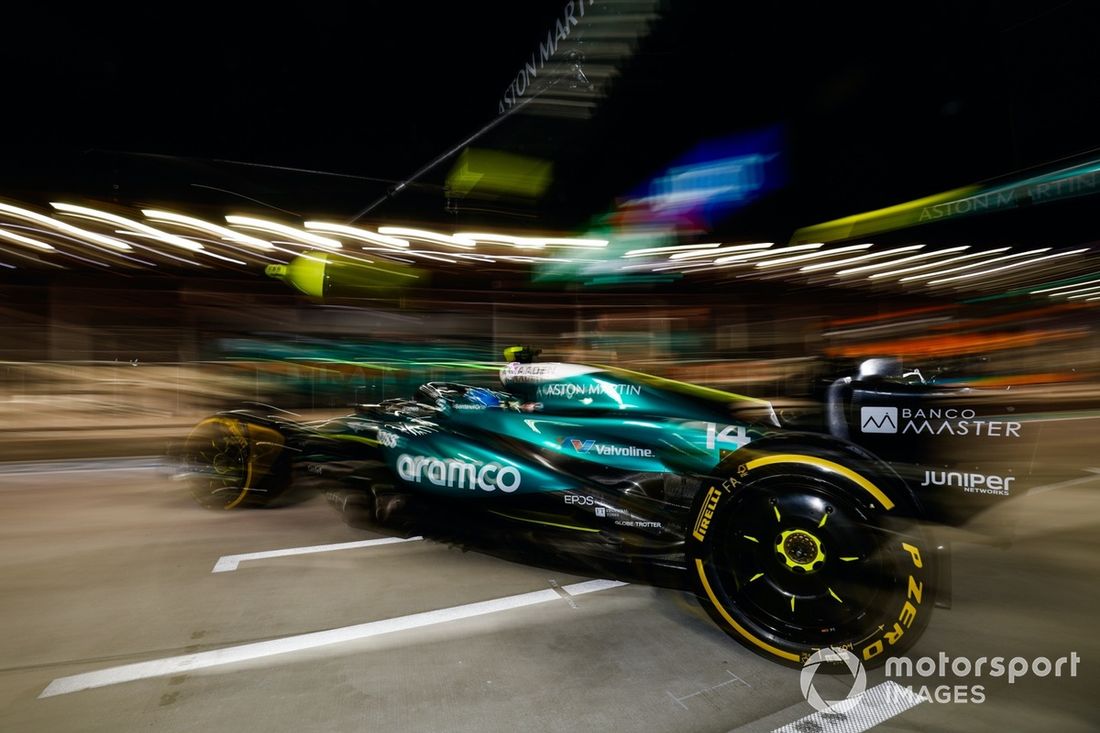 Fernando Alonso, Aston Martin AMR24, sale del garaje