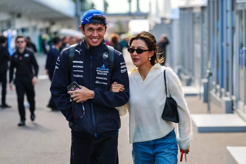 Alex Albon, Williams avec sa petite amie, Lily Muni He