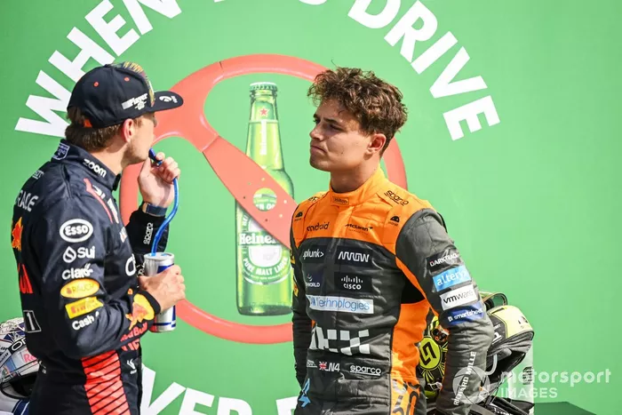Max Verstappen, Red Bull Racing, y Lando Norris, McLaren