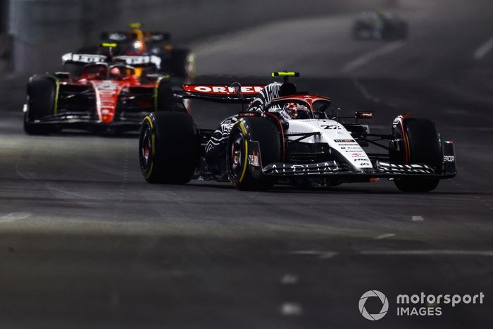 Yuki Tsunoda, AlphaTauri AT04, Carlos Sainz, Ferrari SF-23