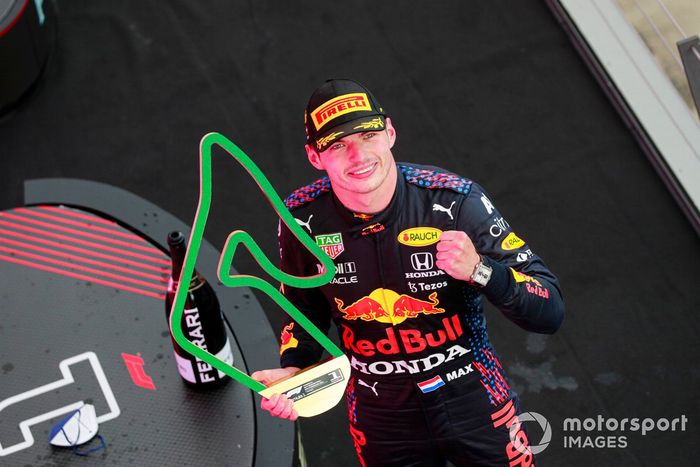 Podio: ganador de la carrera Max Verstappen