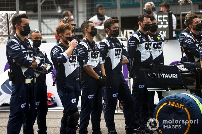 Los mecánicos guardan un minuto de silencio por el fallecido Mansoir Ojjeh en la parrilla de salida