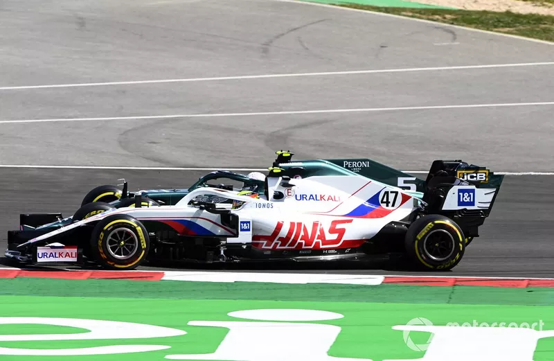 Sebastian Vettel, Aston Martin AMR21, Mick Schumacher, Haas VF-21