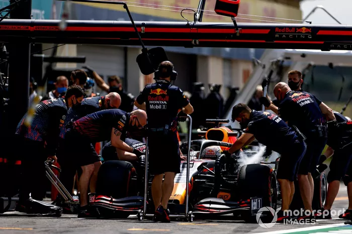Max Verstappen, Red Bull Racing RB16B, en pits