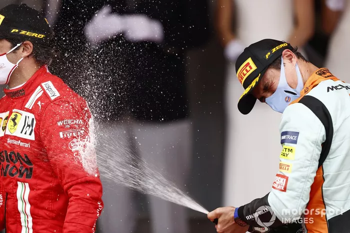 Podio: tercer lugar Lando Norris, McLaren y el segundo lugar Carlos Sainz Jr., Ferrari