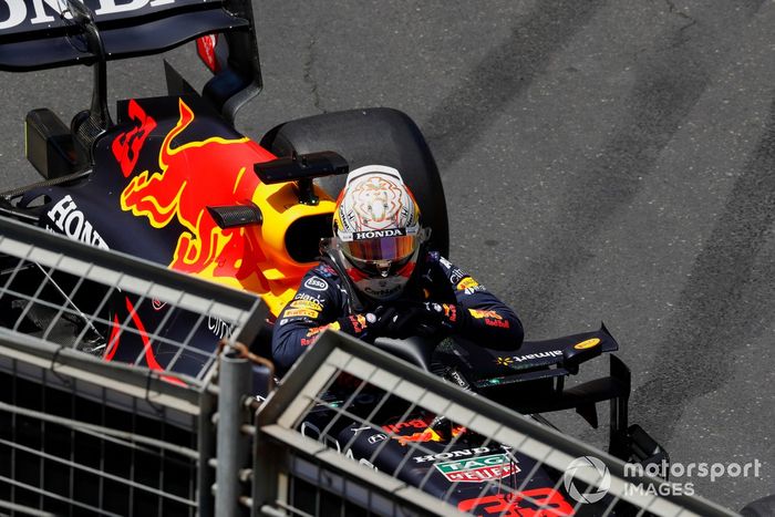 Max Verstappen, Red Bull Racing RB16B, sale del coche tras su accidente en la FP3